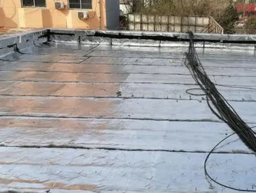 雷山卫生间漏水维修公司分享下雷山屋面楼顶防水刚性防水层施工要点。